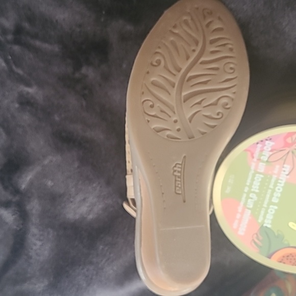 NWOT - Sz 6 Camel Earth Sandals like walking on air. - Picture 5 of 8